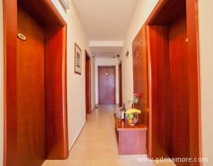 Apartmani Krapina Lux, , alloggi privati a Budva, Montenegro - Ulaz